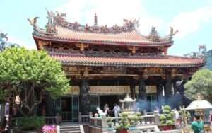 【龍山寺】台湾最強のパワースポット！龍山寺の見どころ8つを解説！