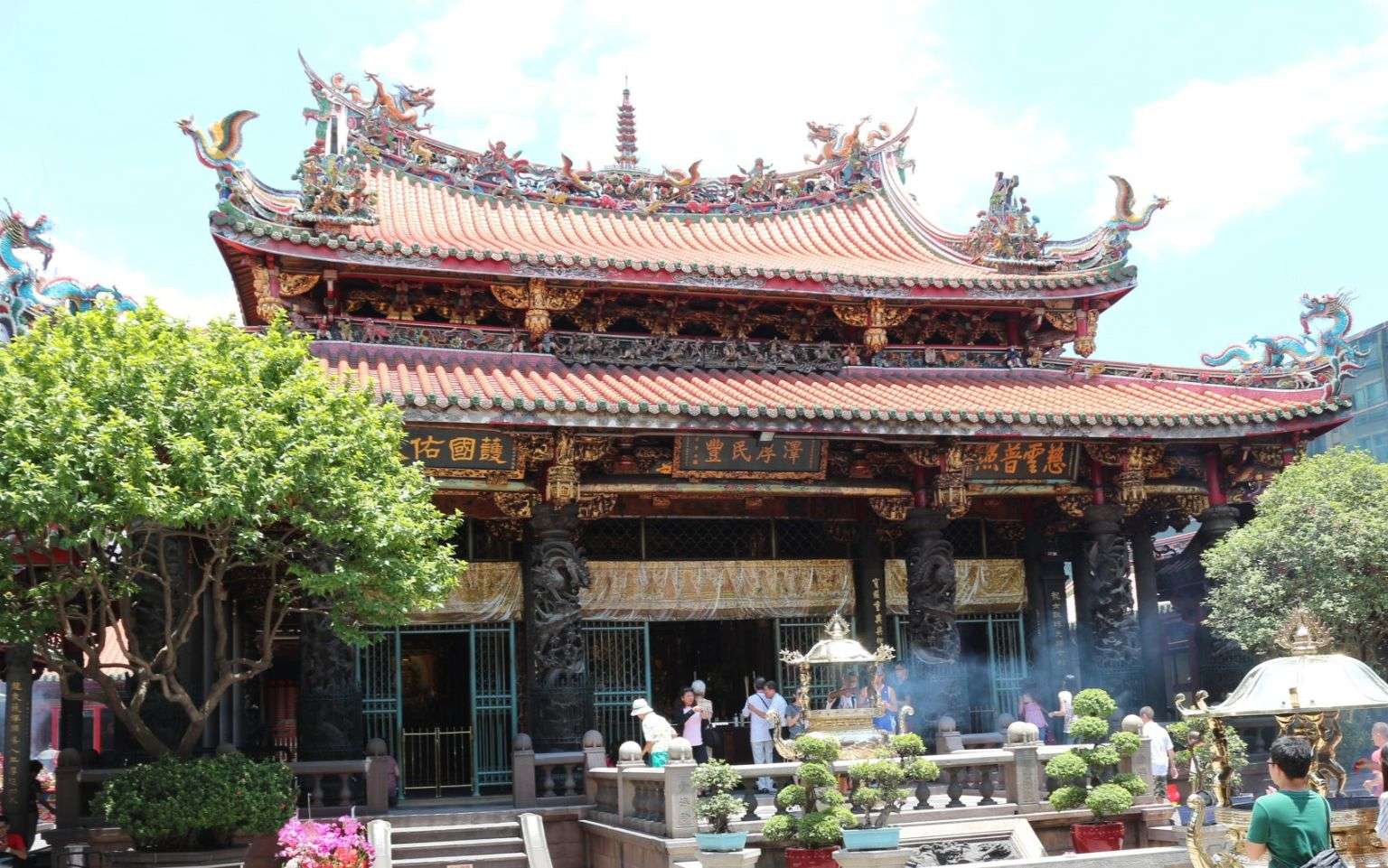 【龍山寺】台湾最強のパワースポット！龍山寺の見どころ8つを解説！