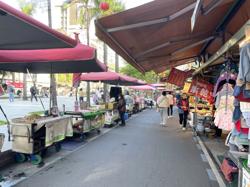 MRT「雙連」駅2番出口すぐに広がる雙連朝市。朝から賑やかな台湾の一面が見られます 【雙連朝市】1日の始まりは台北のローカル朝市から!グルメ&ショッピング完全ガイド