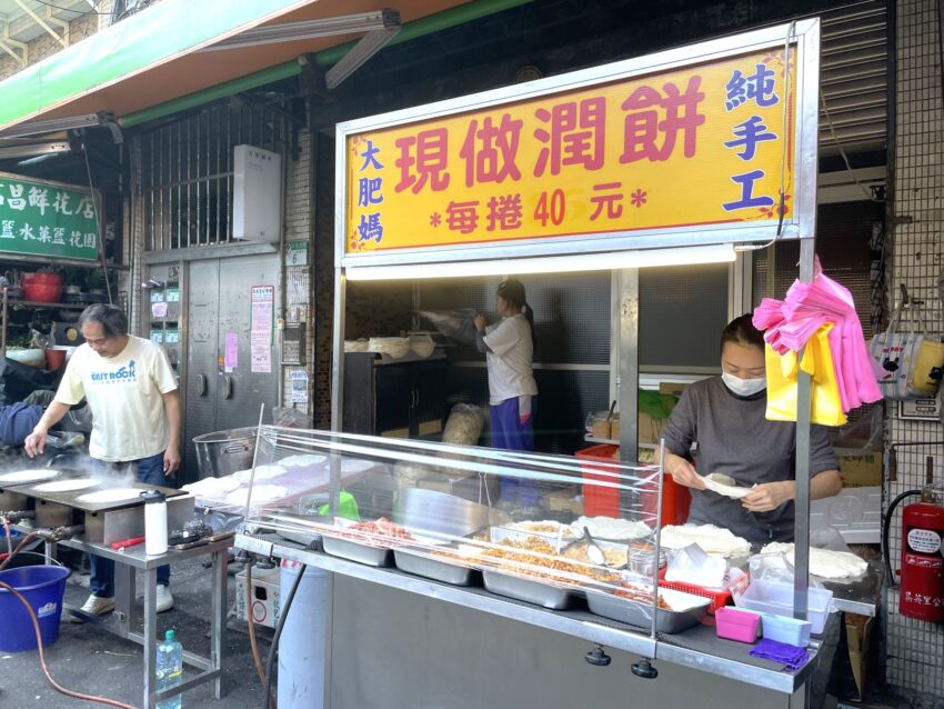 「文昌宮」の横の路地にある「大肥媽 現做潤餅」。潤餅の記事を作る様子も見られて面白いです! 【雙連朝市】1日の始まりは台北のローカル朝市から!グルメ&ショッピング完全ガイド