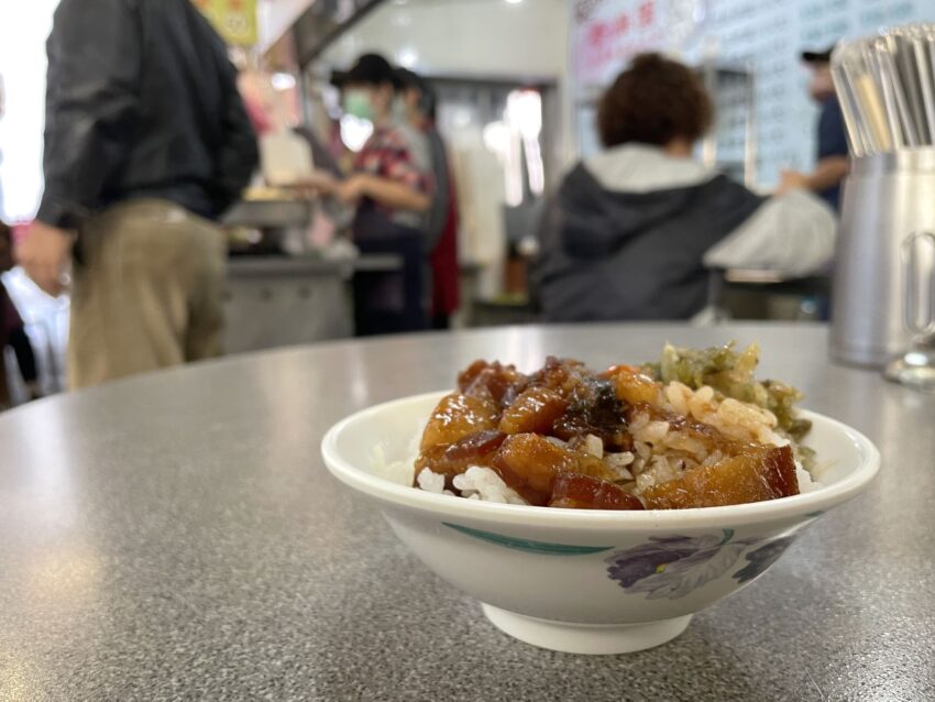 「香滿園」の魯肉飯(30元)。油はしっかりのっていますが、案外ぺろりと食べられます 【雙連朝市】1日の始まりは台北のローカル朝市から!グルメ&ショッピング完全ガイド