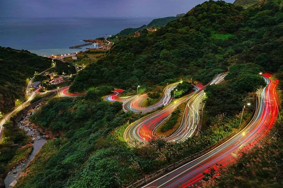 金水公路（龍形湾）のヘアピンカーブと車の光跡が描く夜景