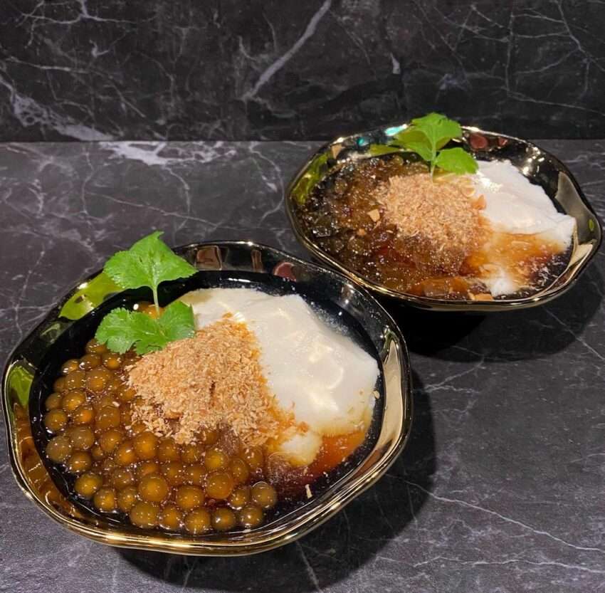 白水豆花の麦芽糖花生粉圓豆花。なめらかな豆花に琥珀色の麦芽糖シロップがかかっている