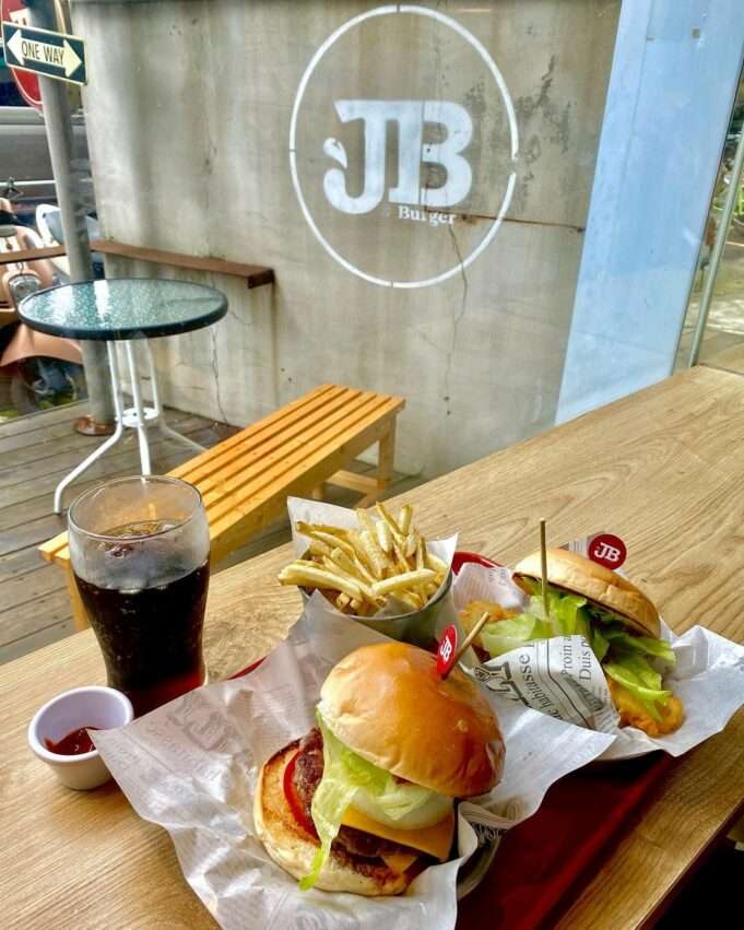 JB BURGERの手作りビーフバーガー。厚みのあるパティに各種トッピングが乗っている