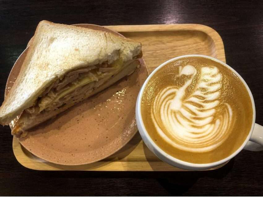 著咖啡 東門店の店内。木製のテーブルと自然光が差し込む落ち着いた空間