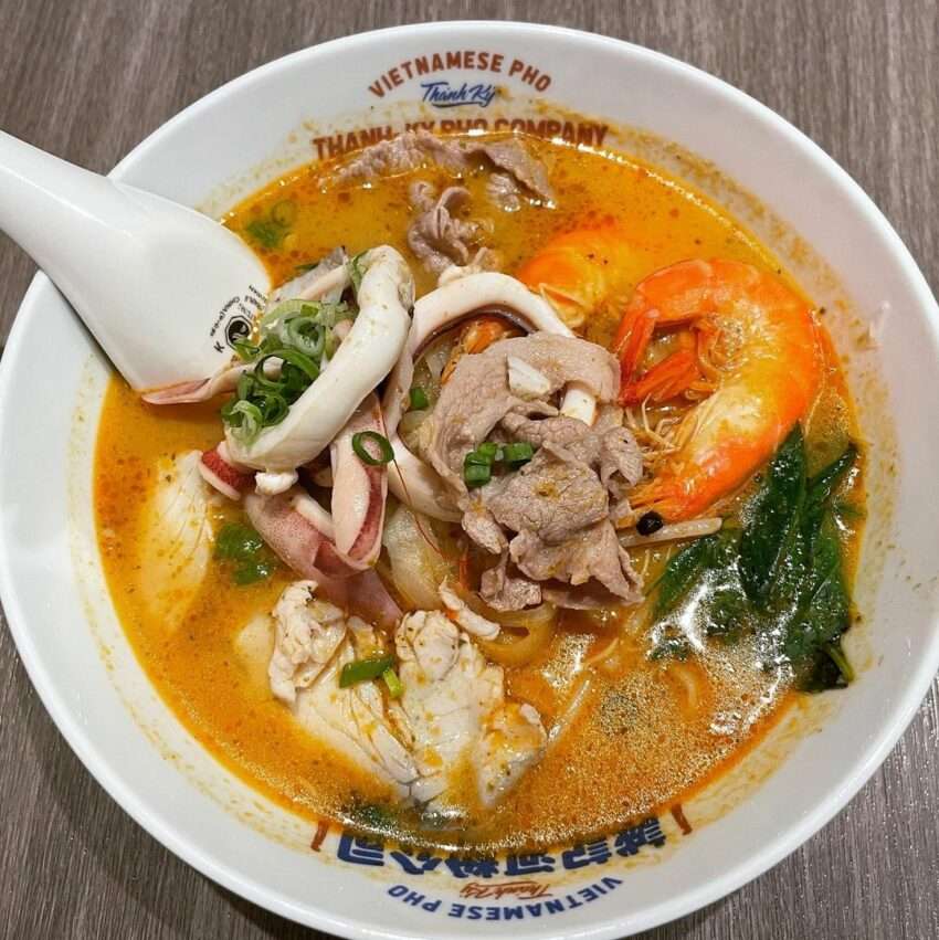 誠記越南麺食館のフォー。澄んだ牛骨スープにもちもちの米粉麺が入っている