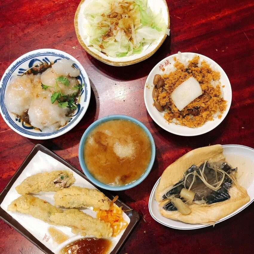 府城台南美食の料理。台南の伝統小吃が盛り付けられている