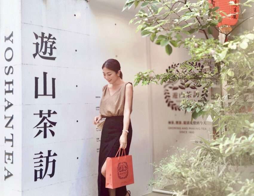 遊山茶訪 永康店の体験コース。参加者が自分でタピオカミルクティーを作っている