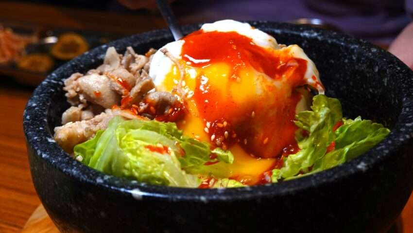 ABV Bar & Kitchenの豚肉石鍋ビビンバ。底のおこげが香ばしい