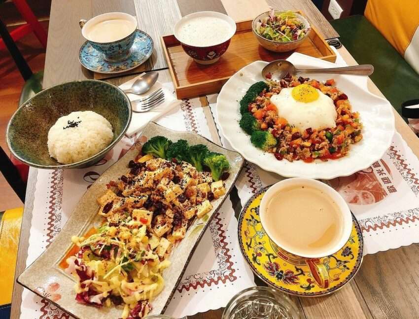 塔郭藏品(TAKUO CAFE)の店内。アート作品が飾られた個性的なカフェ空間