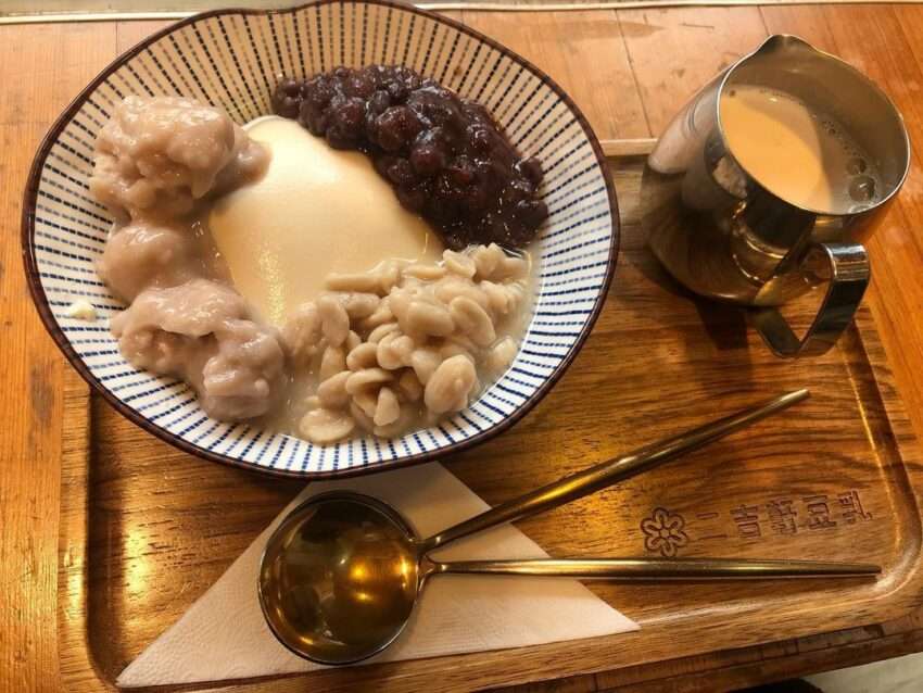 二吉軒豆乳。乳白色の濃厚な豆乳がカップに入っている