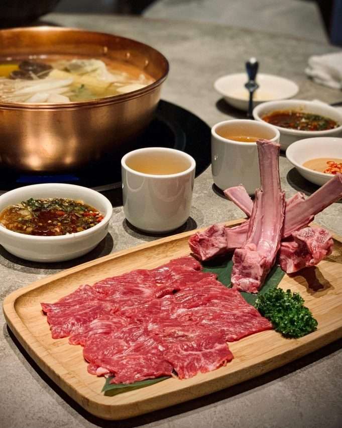 橘色涮涮屋の精緻なテーブルセッティングと高品質な海鮮・牛肉食材