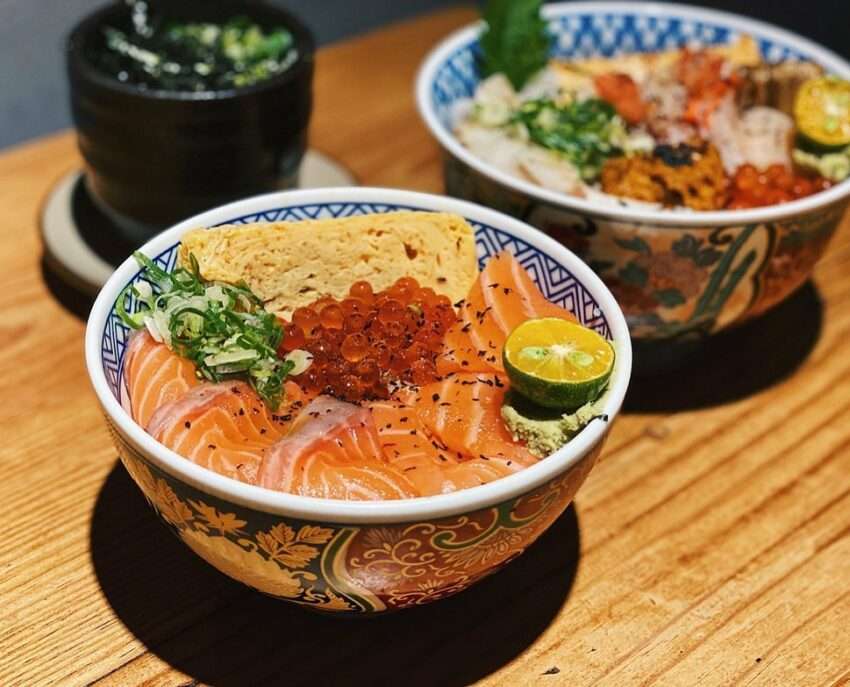 瞞著爹台北八德店の寿司丼。新鮮な海鮮と丁寧な盛り付けが特徴