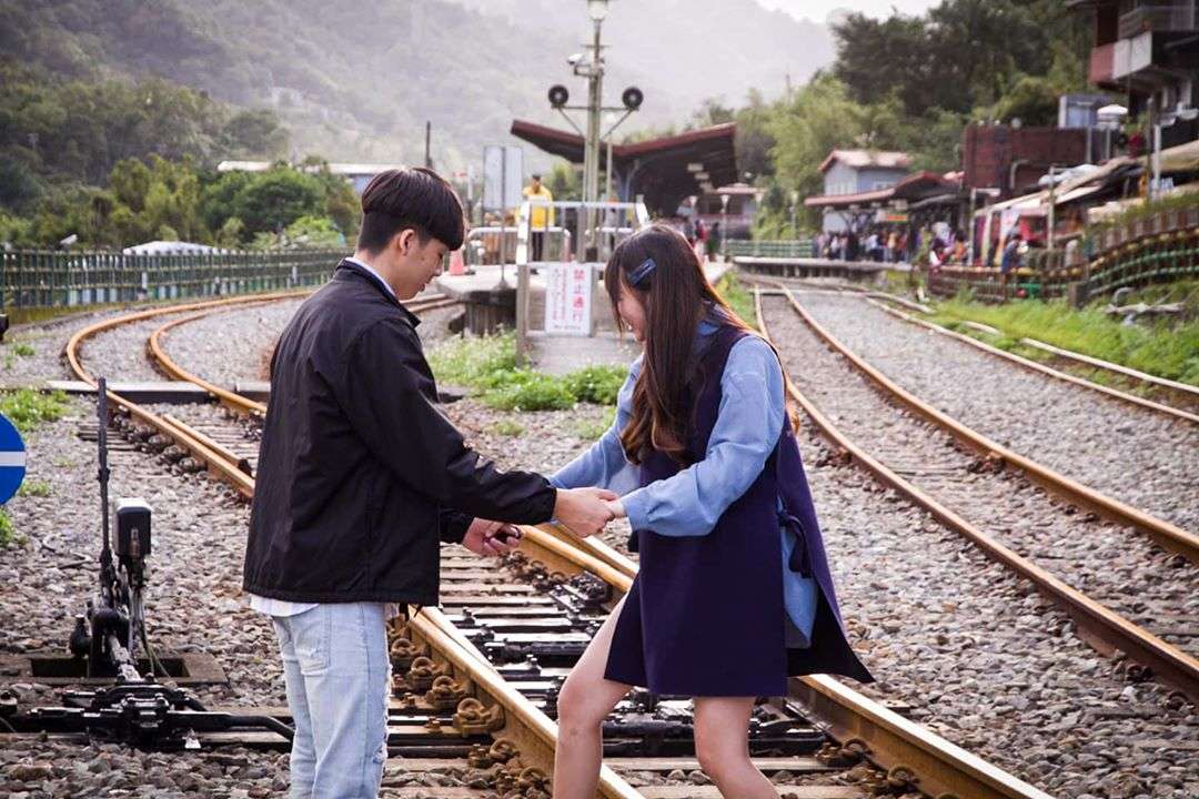 十分老街の鉄道沿いの風景