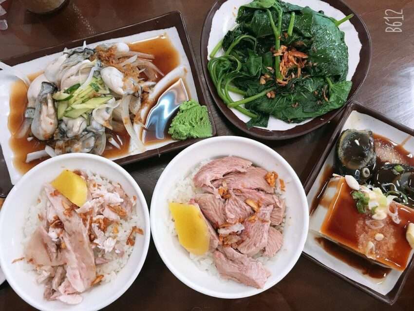 阿宏師火雞肉飯のチキンライスと目玉焼きのトッピング