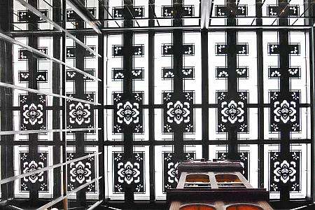 宮原眼科の天井に並ぶ「囍」の文字装飾