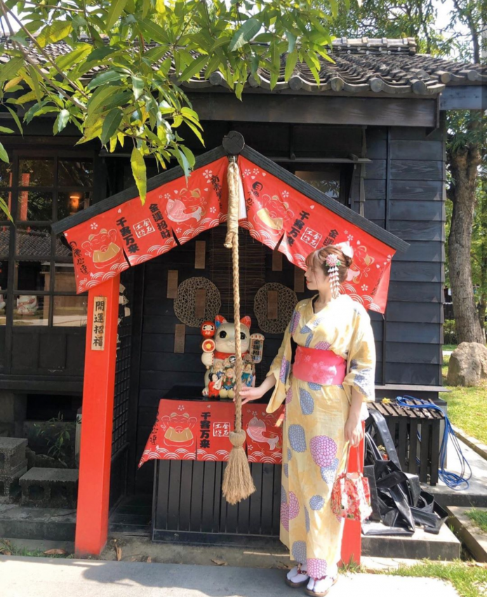 檜意森活村内のクリエイティブショップが並ぶ街並み