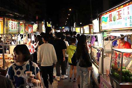 寧夏夜市の屋台が並ぶ通りの様子