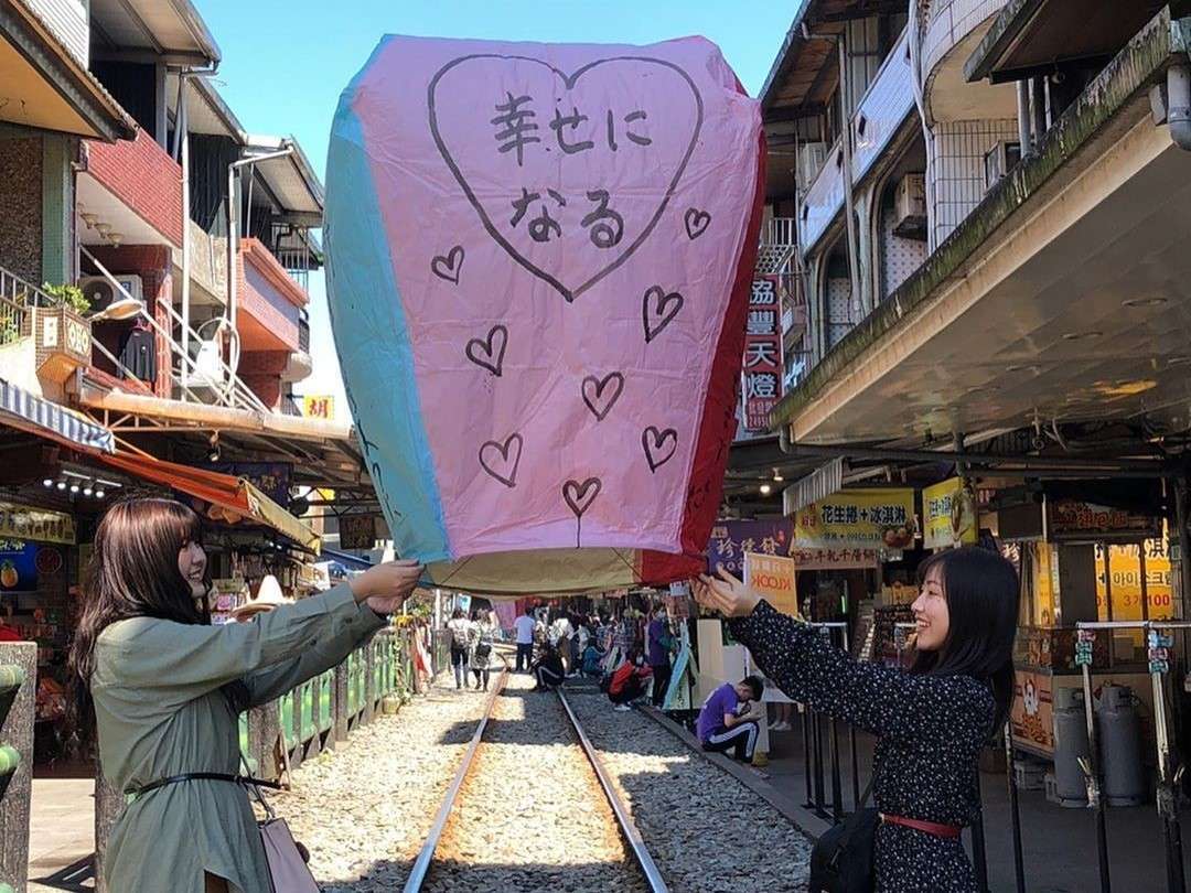 夜空に向かって飛んでいく天燈(ランタン)