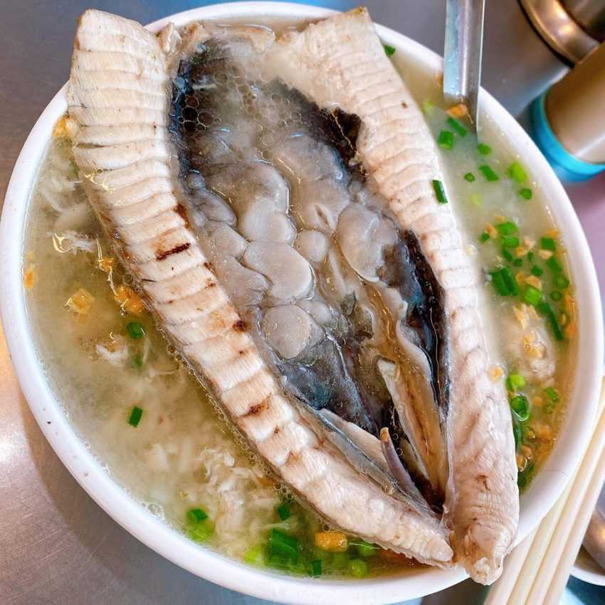 阿堂鹹粥の虱目魚の腹身を乗せた鹹粥のアップ