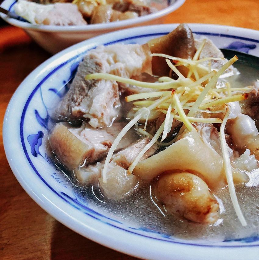 許仔豬腳麵線の豚足麺線と豚足の盛り合わせ