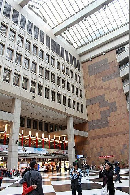 台北駅上層フロアへの通路
