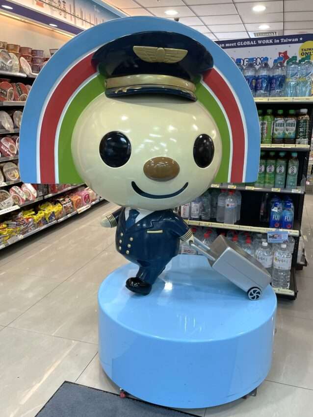 OPENちゃんのぬいぐるみやグッズが並ぶ台湾セブンイレブン店内