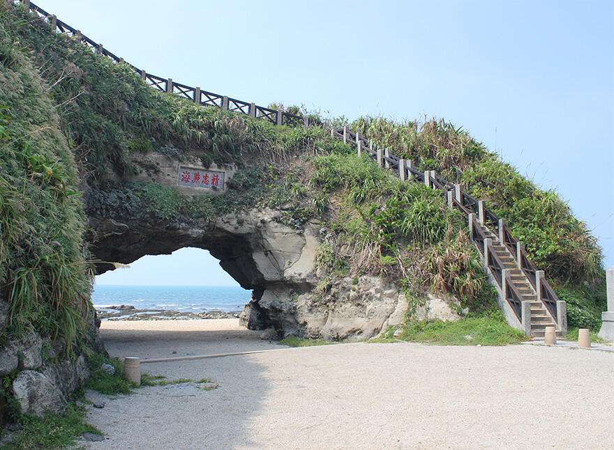 石門洞の岩のアーチと海岸の景観