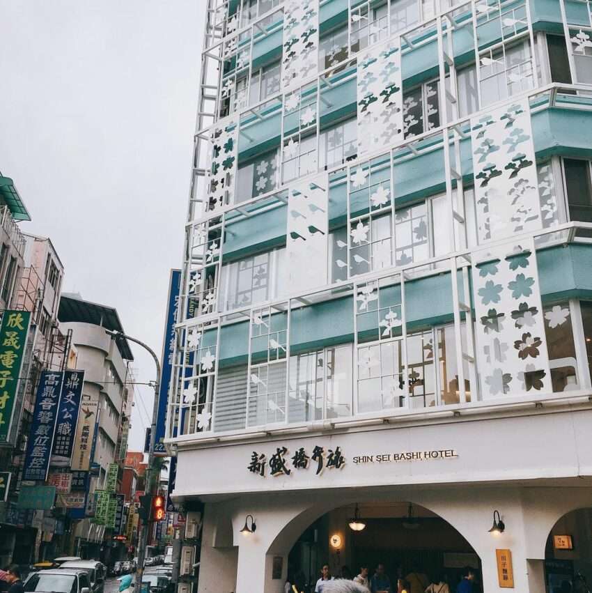 新盛橋行旅の外観と周辺の街並み。台中駅から徒歩圏内の平価な宿泊施設。
