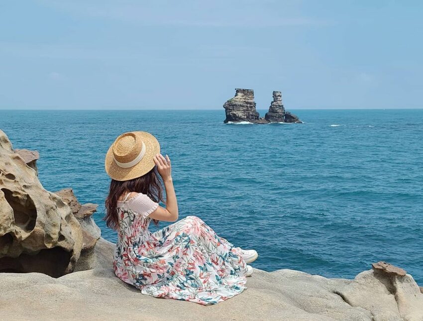 燭台雙嶼の岩柱と海岸線のアップ