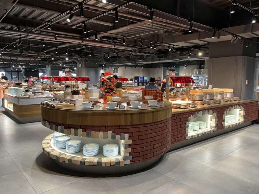 台中鳳凰酒店の朝食コーナー。豊富なメニューが揃う。