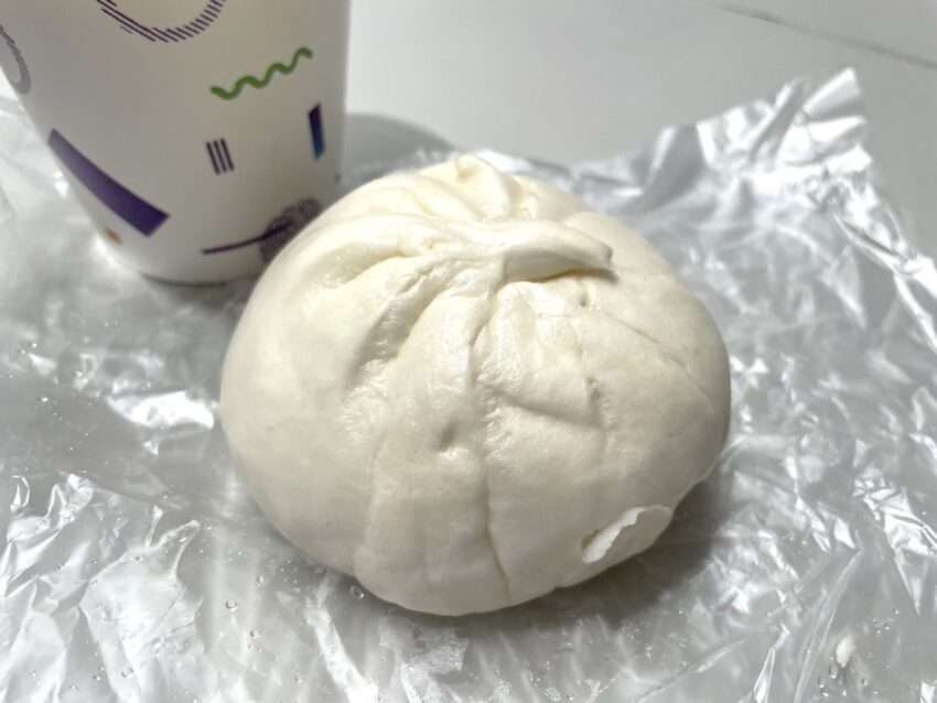 蒸したての肉包が並ぶ台湾朝食店の店頭