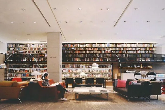 誠品行旅(eslite hotel)の書籍に囲まれた公共読書スペース