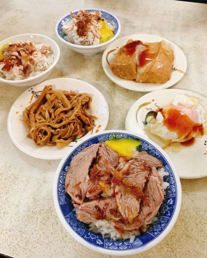 阿溪雞肉飯の七面鳥ご飯。鶏の手羽と煮筍の小皿が添えられている