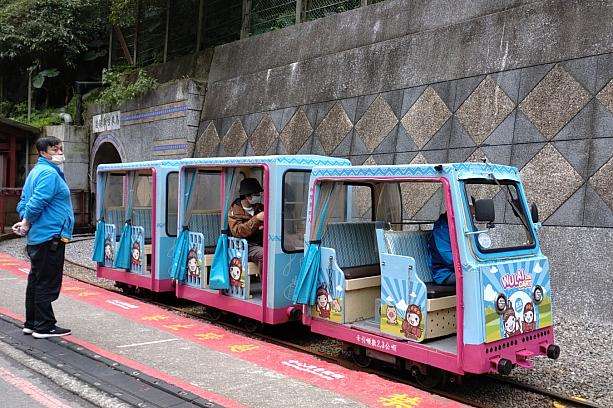 烏来のトロッコ列車が走る渓谷の景色