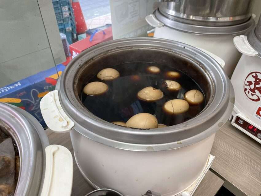 台湾コンビニのレジ横で保温されている茶葉蛋(煮卵)
