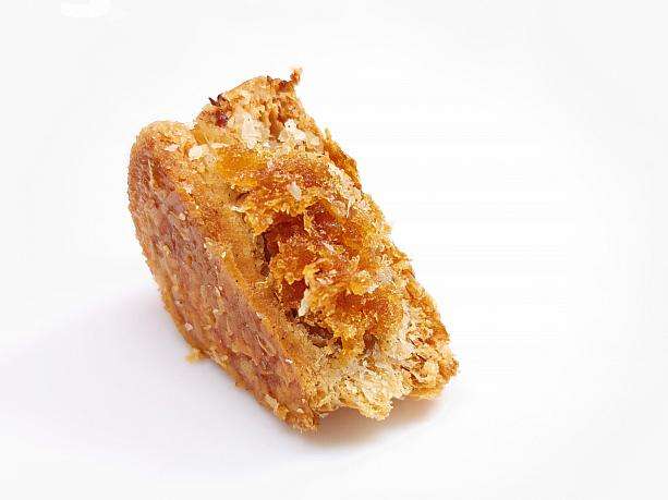 翻轉酥のパイナップル味をカットした断面