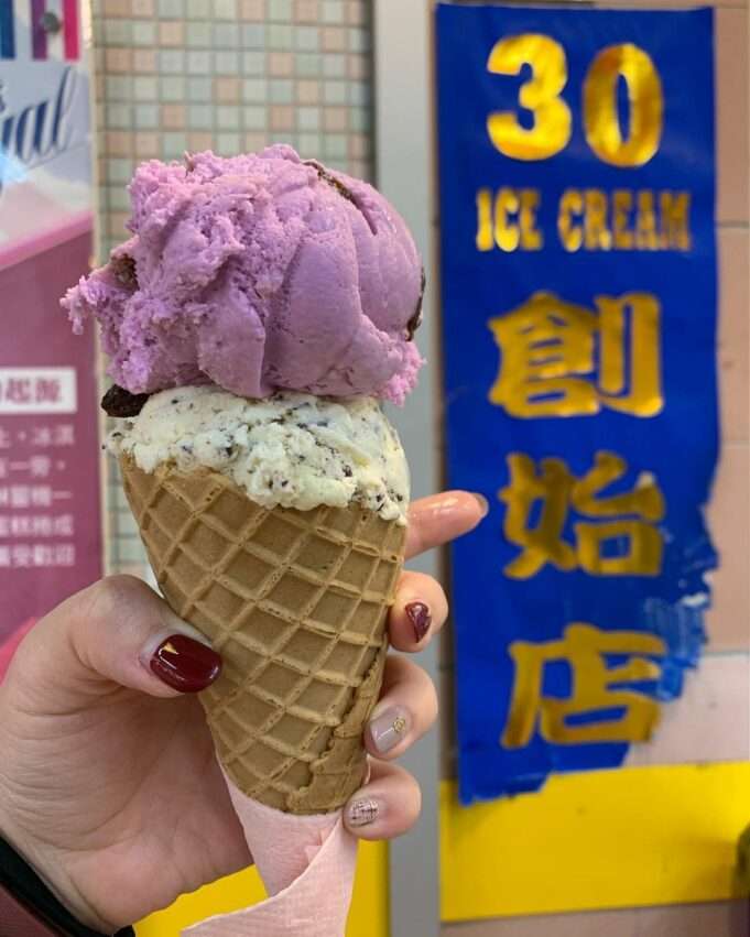 30 ice creamのカラフルなソフトクリームダブル