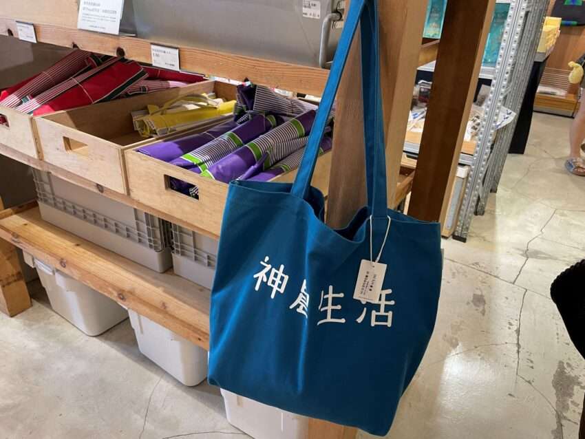 神農生活の店内、台湾産食料品や雑貨が並ぶ様子
