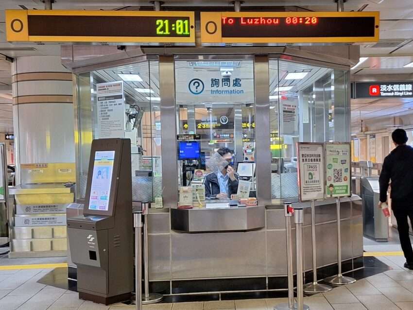 悠遊カードをMRT改札にかざしている場面