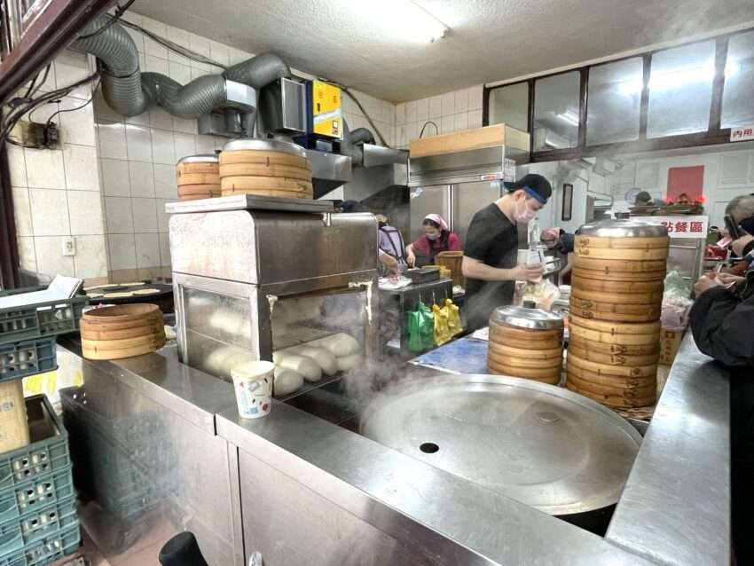 四海豆漿大王の外観と店頭の様子