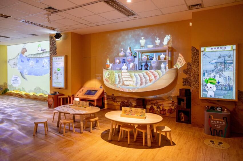 故宮こどもアートセンターのインタラクティブ展示エリア。子どもたちがタッチスクリーンで文物を探索している