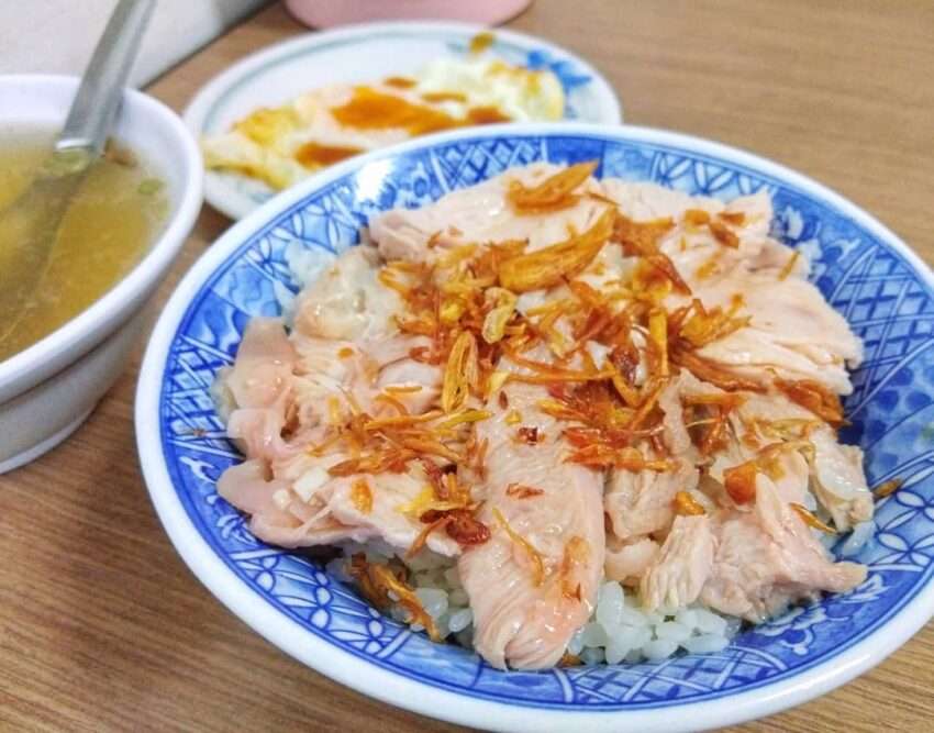 公園火雞肉飯のチキンライスと七面鳥皮ご飯が並んで盛り付けられている
