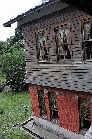 北投温泉博物館の展示室内、温泉の歴史に関する展示