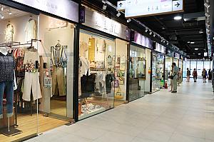 南門市場2階の服飾・宝飾売り場の様子