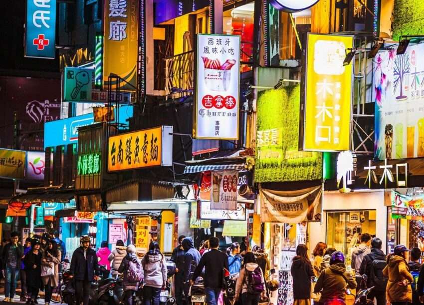 師大夜市の通り。ファッション店と飲食の屋台が並んでいる