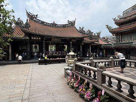 艋舺萬華エリアのスポット紹介。龍山寺や青草巷など台北を代表する観光地が集まる
