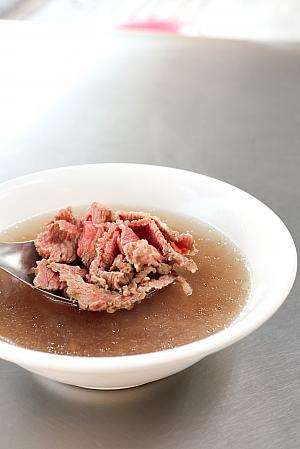 台南名物の牛肉湯。澄んだスープに薄切り牛肉が浮かぶ
