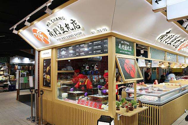 南門魚丸店の蛋餃(卵の餃子型食品)が並ぶ店頭