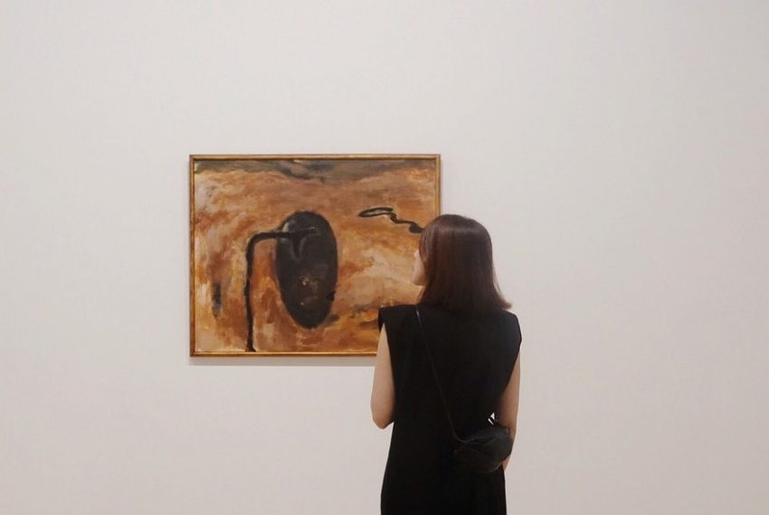 嘉義市立美術館の展示空間。当代アート作品が展示されている